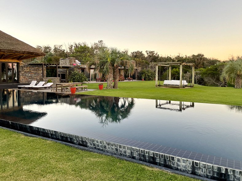 Beachfront mansion in Punta del Este - Pde001