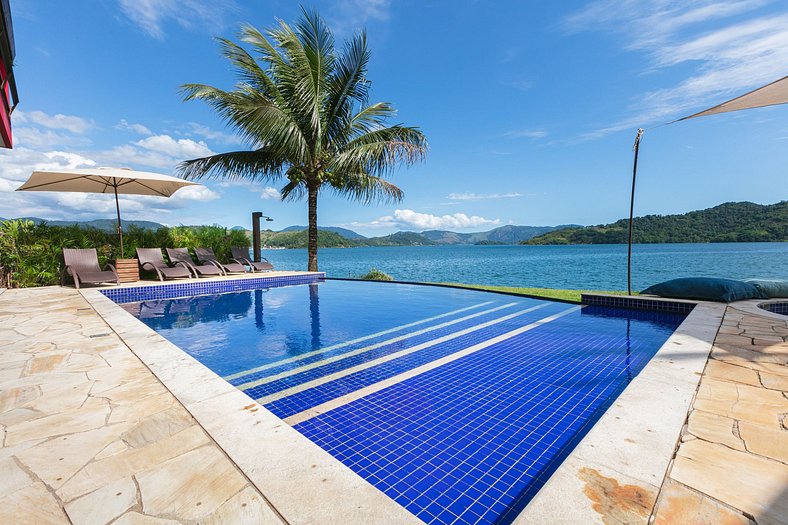 Beautiful villa oceanfront in Angra dos Reis with 9 Suites -