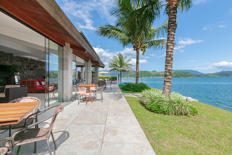 Beautiful villa oceanfront in Angra dos Reis with 9 Suites -