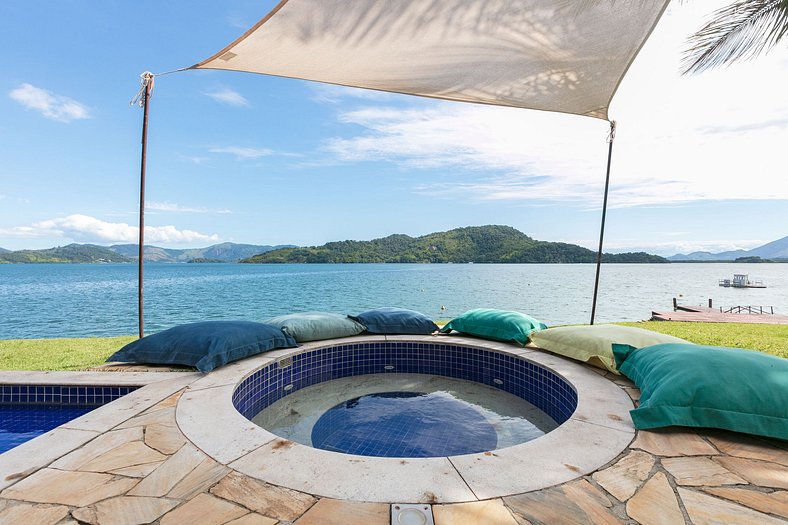 Beautiful villa oceanfront in Angra dos Reis with 9 Suites -