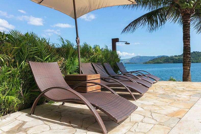 Beautiful villa oceanfront in Angra dos Reis with 9 Suites -