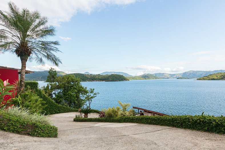 Beautiful villa oceanfront in Angra dos Reis with 9 Suites -