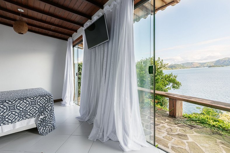 Beautiful villa oceanfront in Angra dos Reis with 9 Suites -