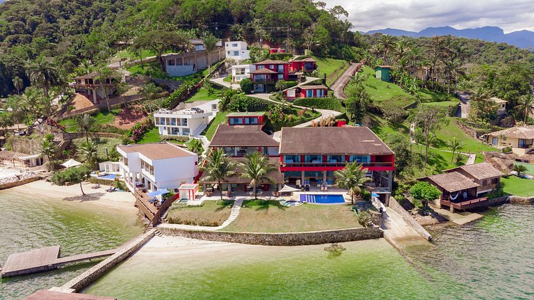 Beautiful villa oceanfront in Angra dos Reis with 9 Suites -