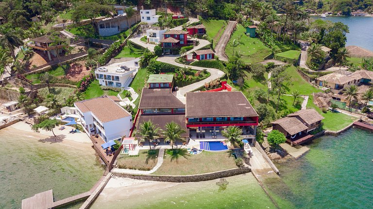 Beautiful villa oceanfront in Angra dos Reis with 9 Suites -