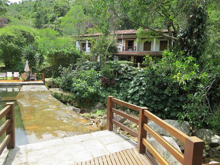 Casa de campo com cachoeira em Petrópolis - Pet001