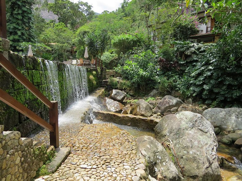 Casa de campo com cachoeira em Petrópolis - Pet001