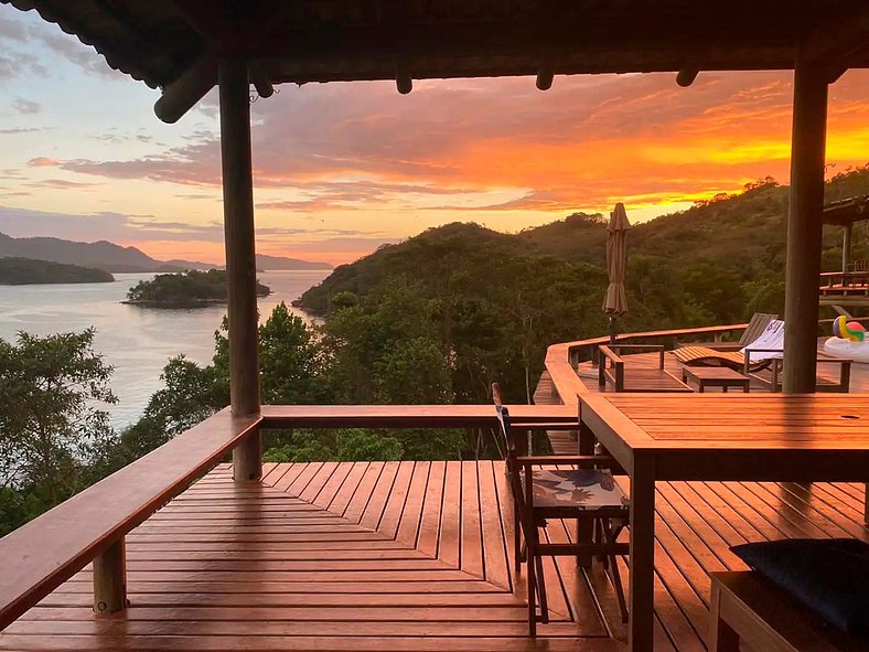 Casa no alto da colina em Angra dos Reis - Ang016