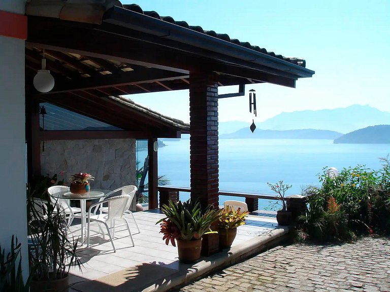 Casa no topo da colina em Angra dos Reis - Ang015