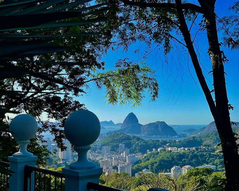 Linda mansão com linda vista em Santa Teresa - San003