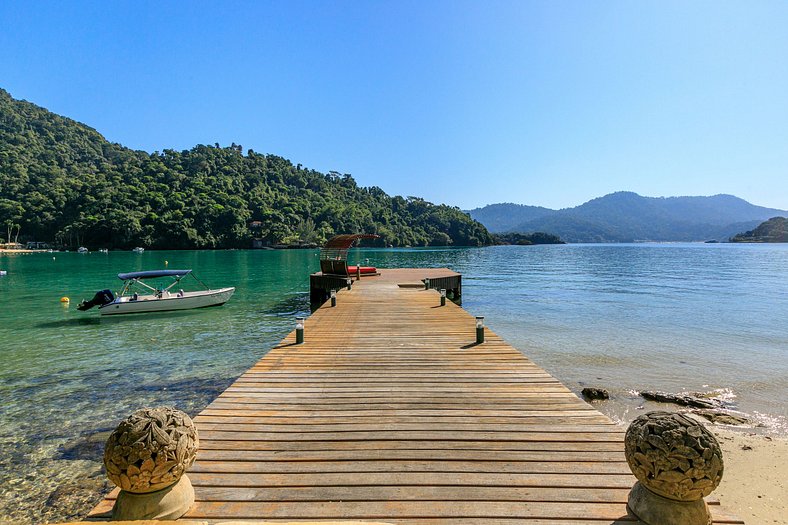 Luxueuse villa tropicale entourée par la mer - Ang011