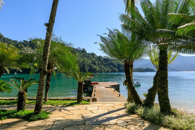 Luxueuse villa tropicale entourée par la mer - Ang011