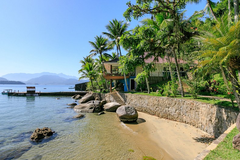 Luxueuse villa tropicale entourée par la mer - Ang011