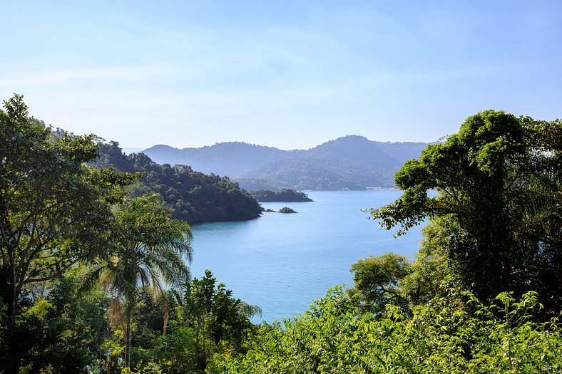 Luxueuse villa tropicale entourée par la mer - Ang011